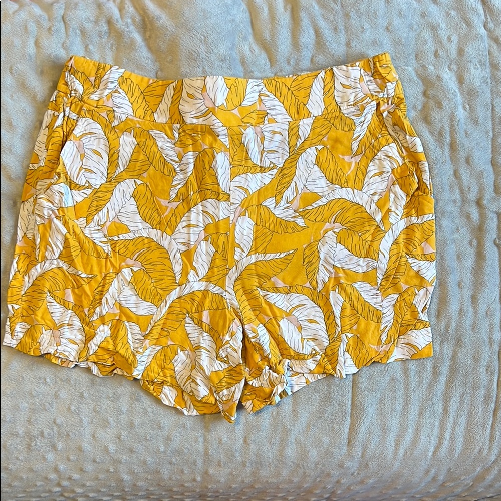 Yellow Leaf Print Women's Shorts